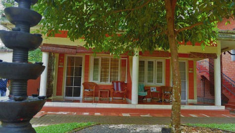 Edifício dos Centros Madukkakuzhy entre árvores e vegetação