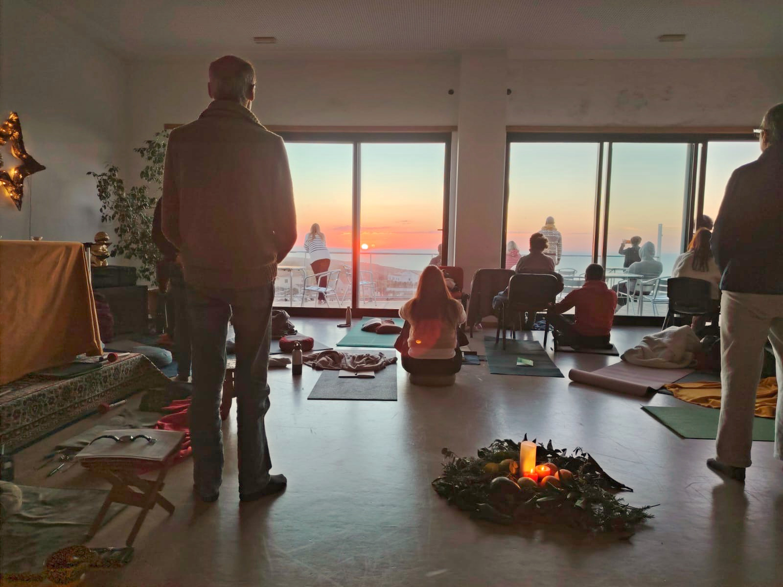 Meditação na sala da Casa do Oeste, com vista para o pôr do sol sobre o oceano