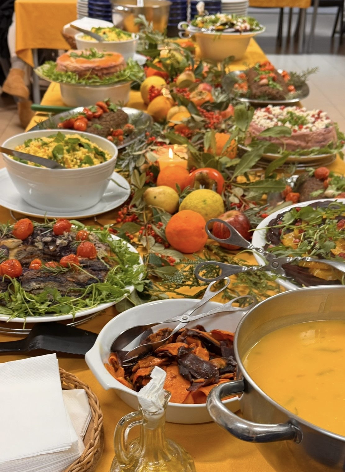 Fotografia real da mesa de alimentos da ceia de celebração