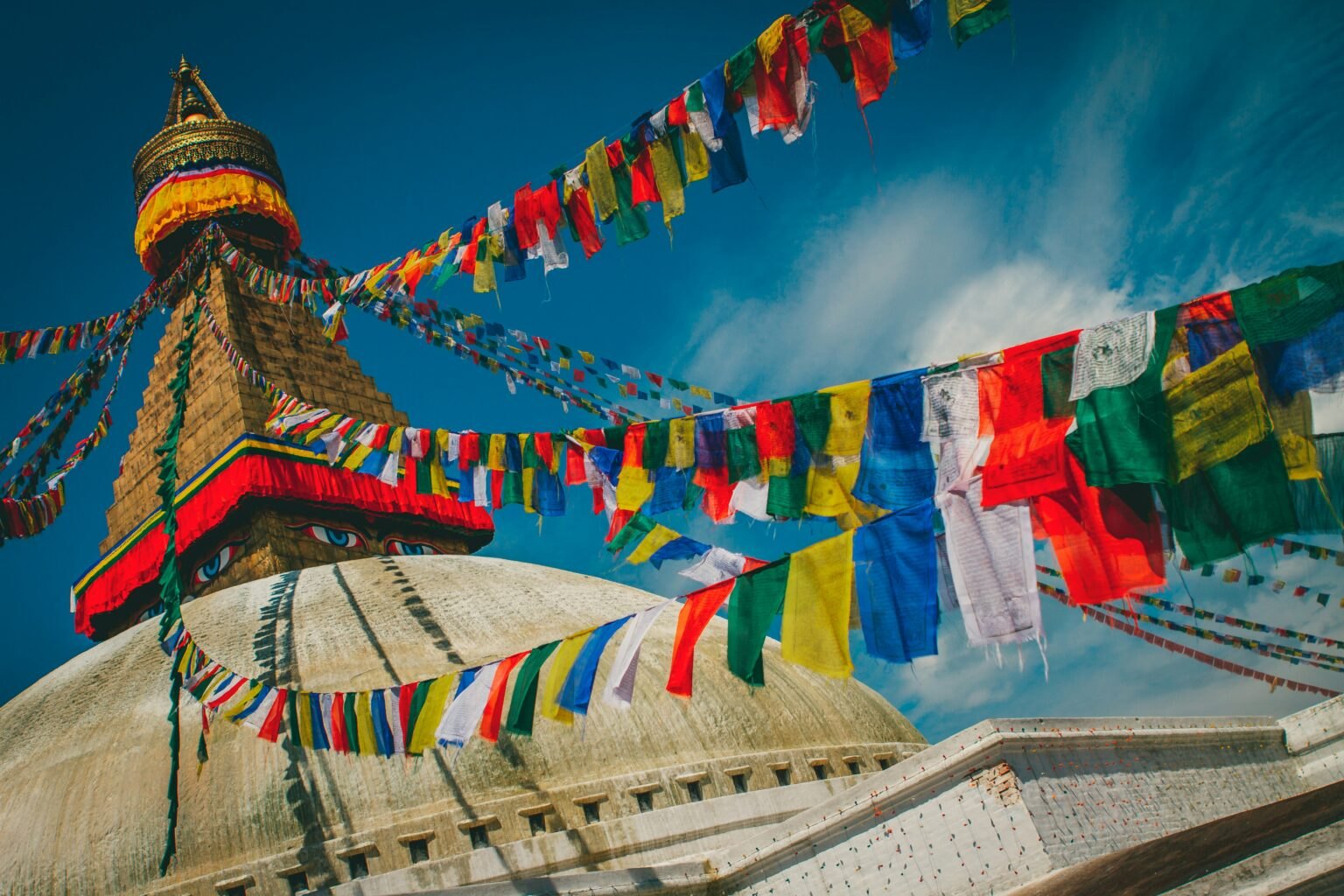 Bandeiras de oração sobre a stupa de Boudhanath, no Nepal