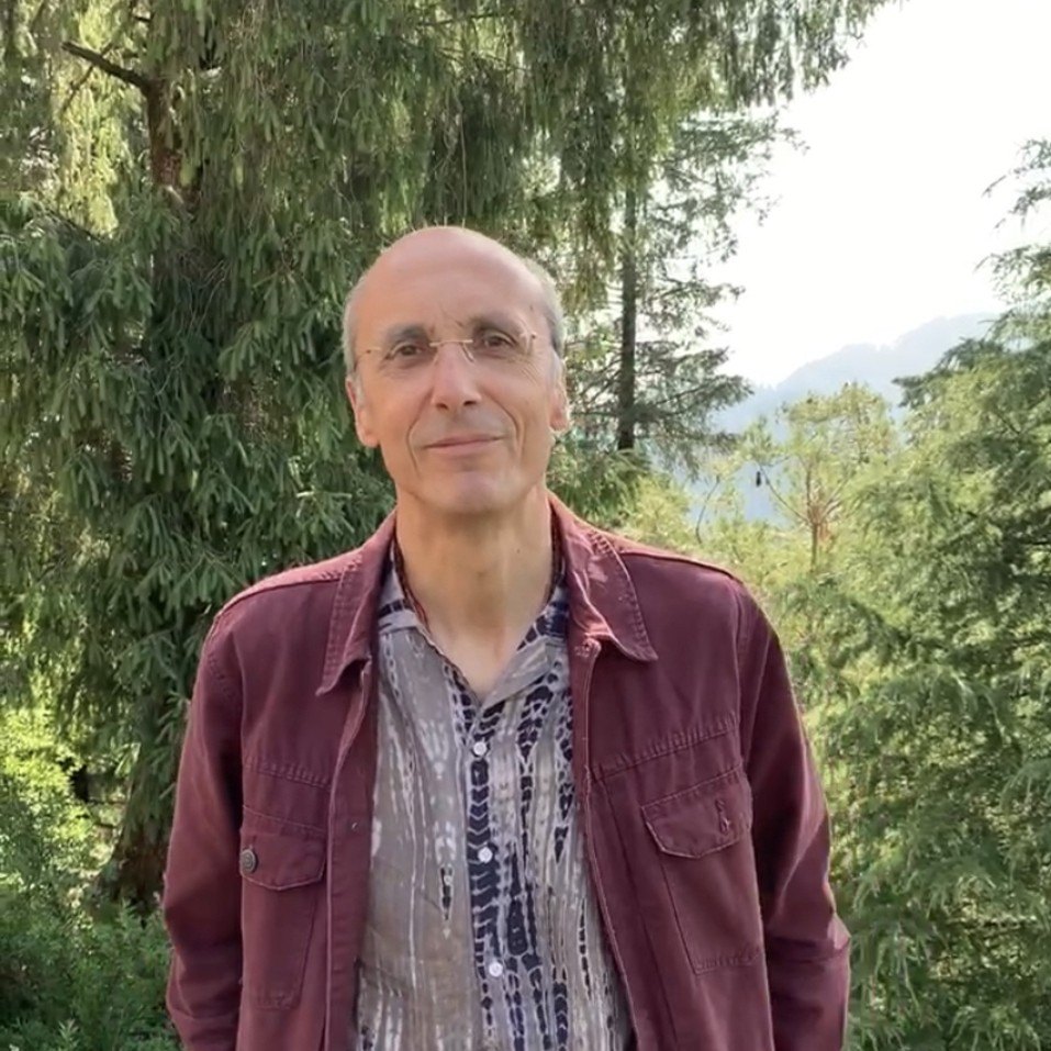 Retrato de Paulo Borges contra o céu
