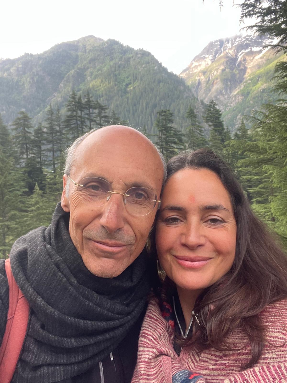 Paulo Borges e Daniela Velho juntos, com montanha e pinheiros ao fundo